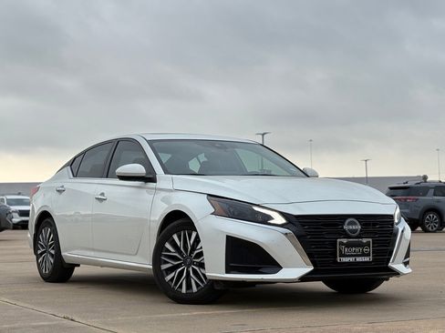 Certified 2023 Nissan Altima 2.5 SV w/ SV Premium Package image 2