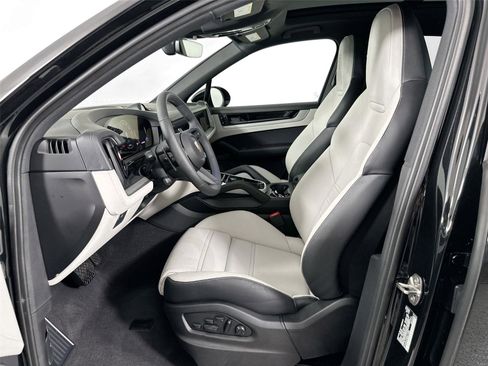 Certified 2025 Porsche Cayenne E-Hybrid AWD/4WD image 5