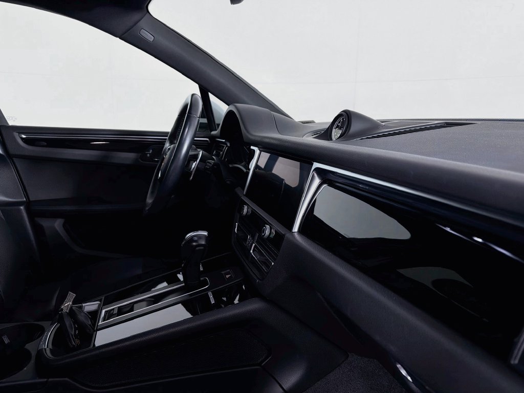 Certified 2023 Porsche Macan AWD/4WD image 31