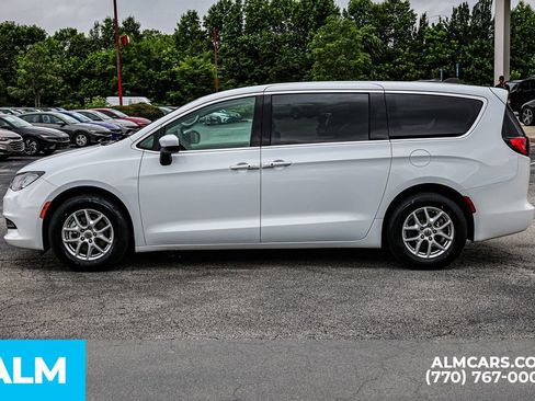 Used 2023 Chrysler Voyager LX FWD image 8