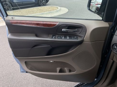 Used 2013 Chrysler Town & Country Touring image 17