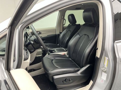Used 2024 Chrysler Pacifica Touring-L FWD image 8