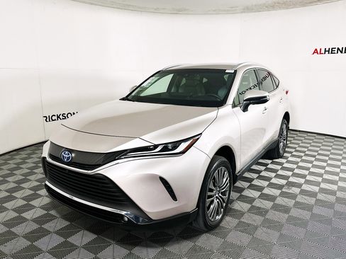 Used 2023 Toyota Venza LE image 7