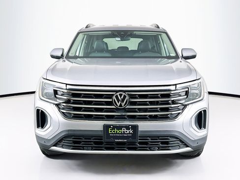 Used 2025 Volkswagen Atlas SE image 2
