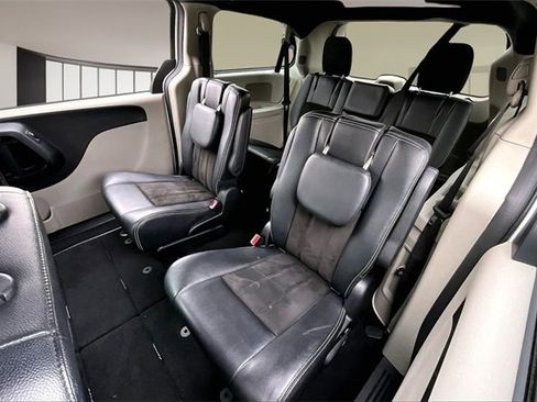 Used 2019 Dodge Grand Caravan SXT image 19