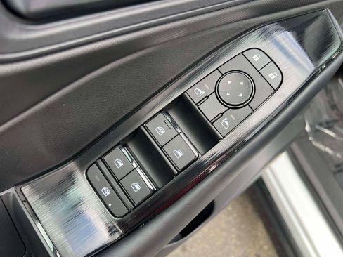 Used 2025 Nissan Rogue S image 24