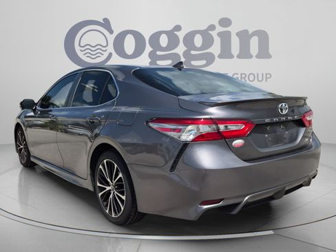 Used 2019 Toyota Camry SE FWD image 3