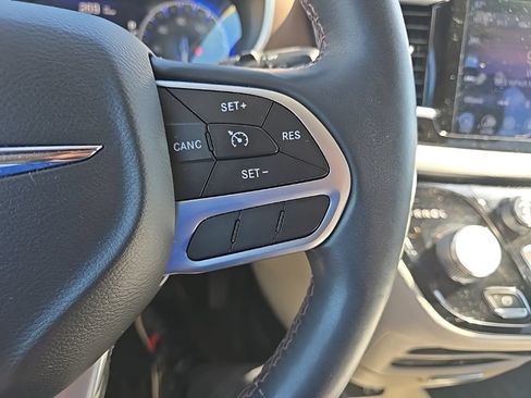 Used 2017 Chrysler Pacifica Touring-L Plus w/ Tire & Wheel Group FWD image 21