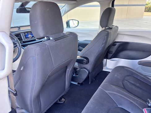 Used 2020 Chrysler Voyager L FWD image 31