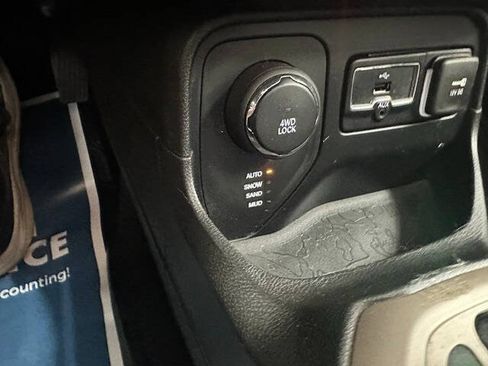 Used 2016 Jeep Renegade Latitude w/ Popular Equipment Group AWD/4WD image 21