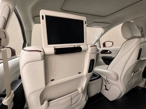 Used 2020 Chrysler Pacifica Limited w/ Advanced Safetytec Group FWD image 13