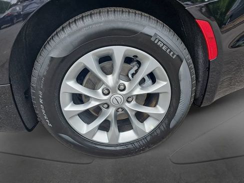 Used 2026 Chrysler Pacifica Limited FWD image 28