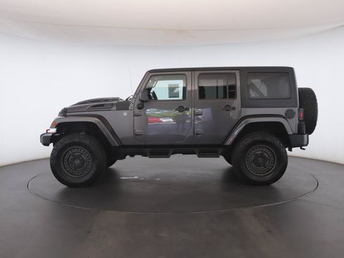 Used 2014 Jeep Wrangler Unlimited Sahara w/ Dual Top Group AWD/4WD image 18