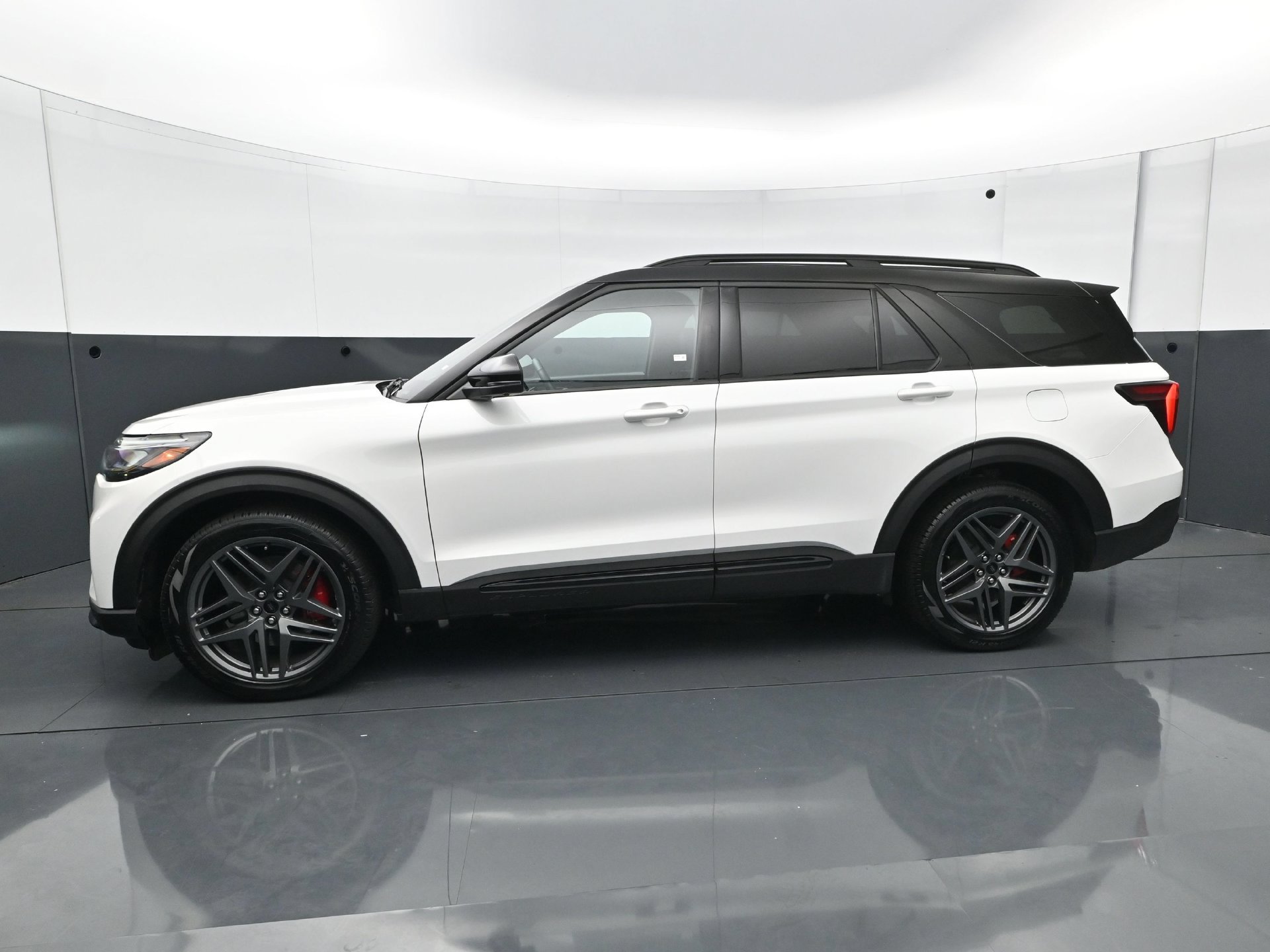 Used 2025 Ford Explorer ST w/ Sun And Sound Package AWD/4WD image 3