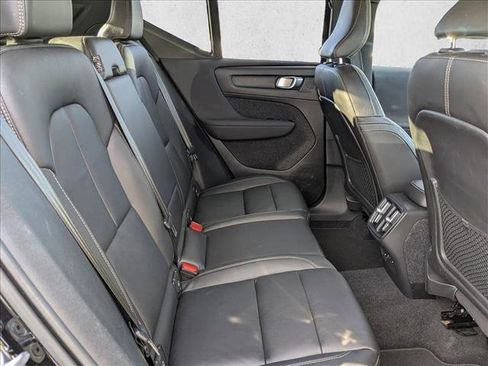 Used 2022 Volvo XC40 T5 Momentum image 16