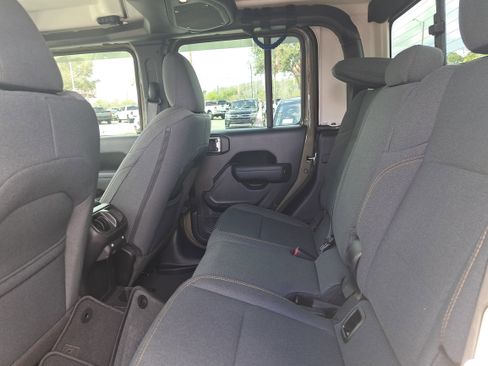 Used 2025 Jeep Gladiator Sport AWD/4WD image 21