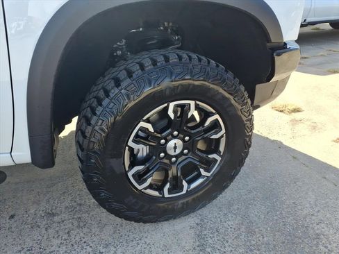 Used 2024 Chevrolet Silverado 1500 ZR2 image 9