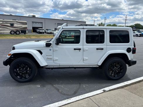 Used 2024 Jeep Wrangler Unlimited Sahara w/ Technology Group AWD/4WD image 6