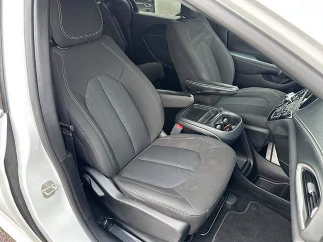 Used 2023 Chrysler Pacifica Touring FWD image 11