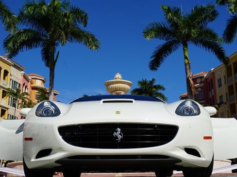 Used 2014 Ferrari California RWD image 30