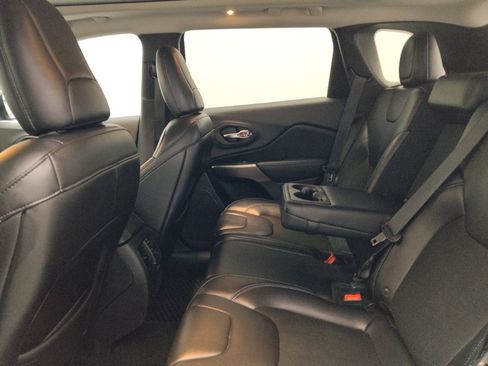 Used 2019 Jeep Cherokee Latitude Plus w/ Comfort/Convenience Group AWD/4WD image 18