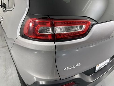 Used 2018 Jeep Cherokee Latitude Plus w/ Cold Weather Group AWD/4WD image 29