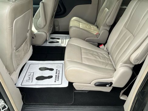 Used 2014 Chrysler Town & Country Touring w/ Trailer Tow Group FWD image 9