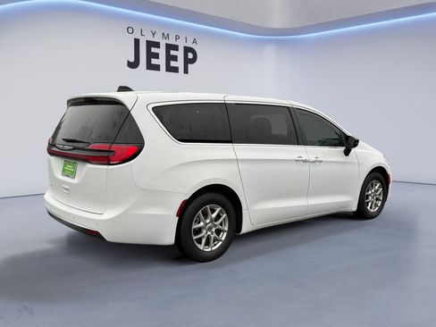 Certified 2024 Chrysler Pacifica Touring-L image 5