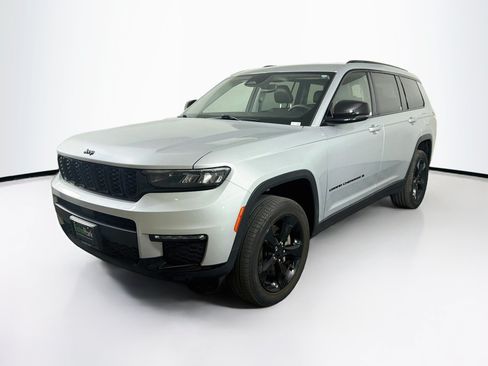 Used 2023 Jeep Grand Cherokee L Limited w/ Black Appearance Package AWD/4WD image 3