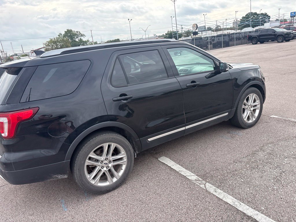 Used 2017 Ford Explorer XLT w/ Equipment Group 202A FWD image 12
