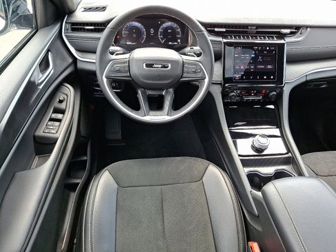 Certified 2025 Jeep Grand Cherokee Altitude image 11