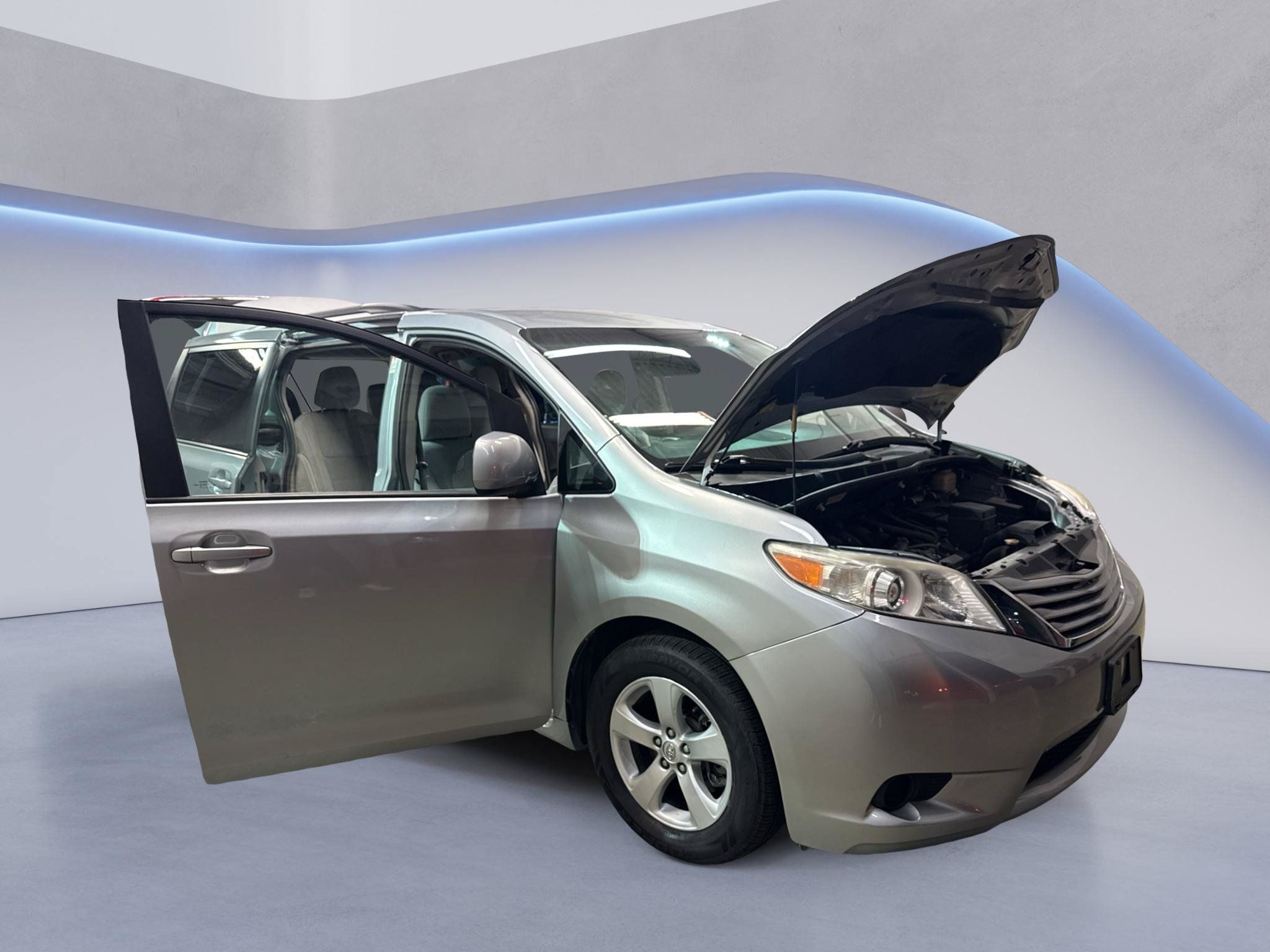 Used 2015 Toyota Sienna LE FWD image 9