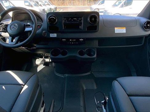 Used 2024 Mercedes-Benz Sprinter 2500 image 33