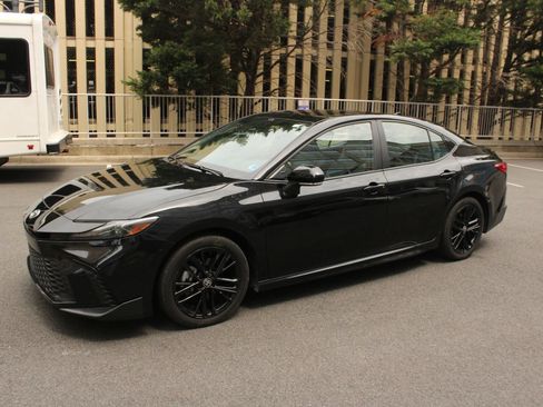 Used 2025 Toyota Camry SE w/ Multimedia Upgrade Package FWD image 11