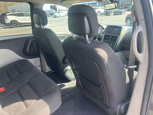Used 2020 Dodge Grand Caravan SE w/ UConnect Hands-Free Group image 25