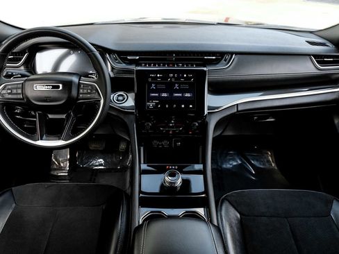 Used 2023 Jeep Grand Cherokee L Laredo image 16