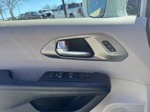 Used 2018 Chrysler Pacifica Limited image 13