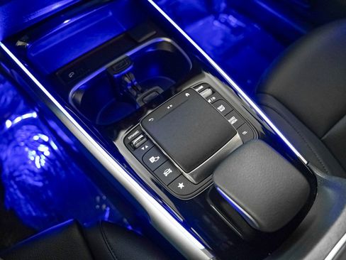 Certified 2022 Mercedes-Benz GLB 250 w/ Premium Package Lite image 19