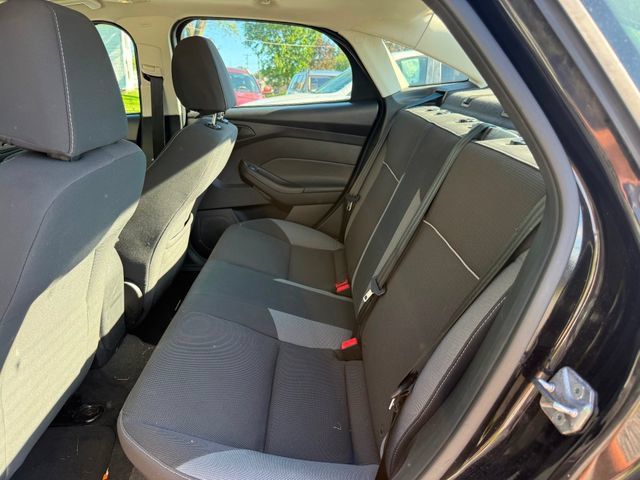 Used 2012 Ford Focus SE w/ SE Winter Pkg FWD image 8