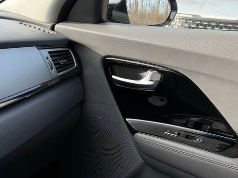 Used 2018 Kia Niro EX image 37