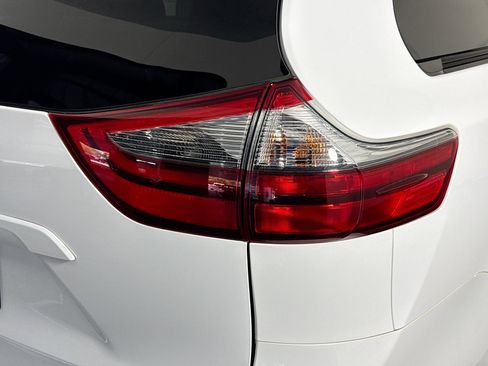 Used 2020 Toyota Sienna LE w/ LE Preferred Package AWD/4WD image 32