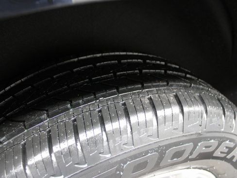 Used 2023 GMC Yukon SLT image 33