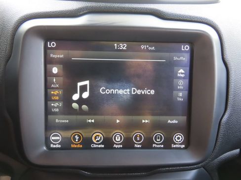 Used 2018 Jeep Renegade Latitude w/ UConnect 8.4 Nav Group FWD image 43