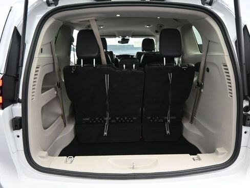 Used 2022 Chrysler Pacifica Touring-L FWD image 27