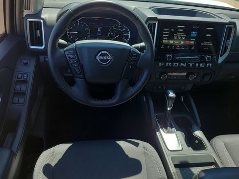 Certified 2025 Nissan Frontier SV w/ SV Convenience Package RWD image 12