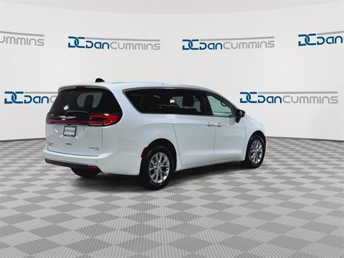 New 2026 Chrysler Pacifica Limited image 8