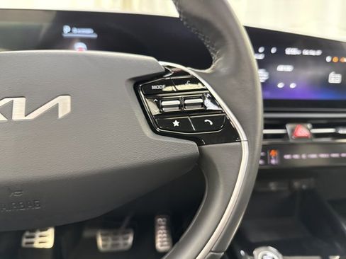 Used 2024 Kia Niro SX Touring image 18