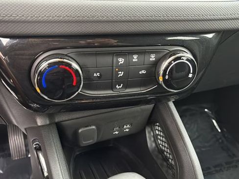 Used 2025 Chevrolet TrailBlazer LT AWD/4WD image 29