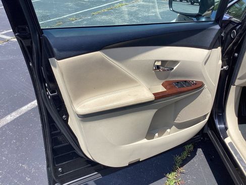 Used 2011 Toyota Venza w/ Comfort Pkg FWD image 16