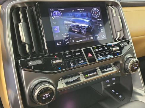 Used 2025 Lexus LX 600 4WD w/ Accessory Package (Z1) image 26